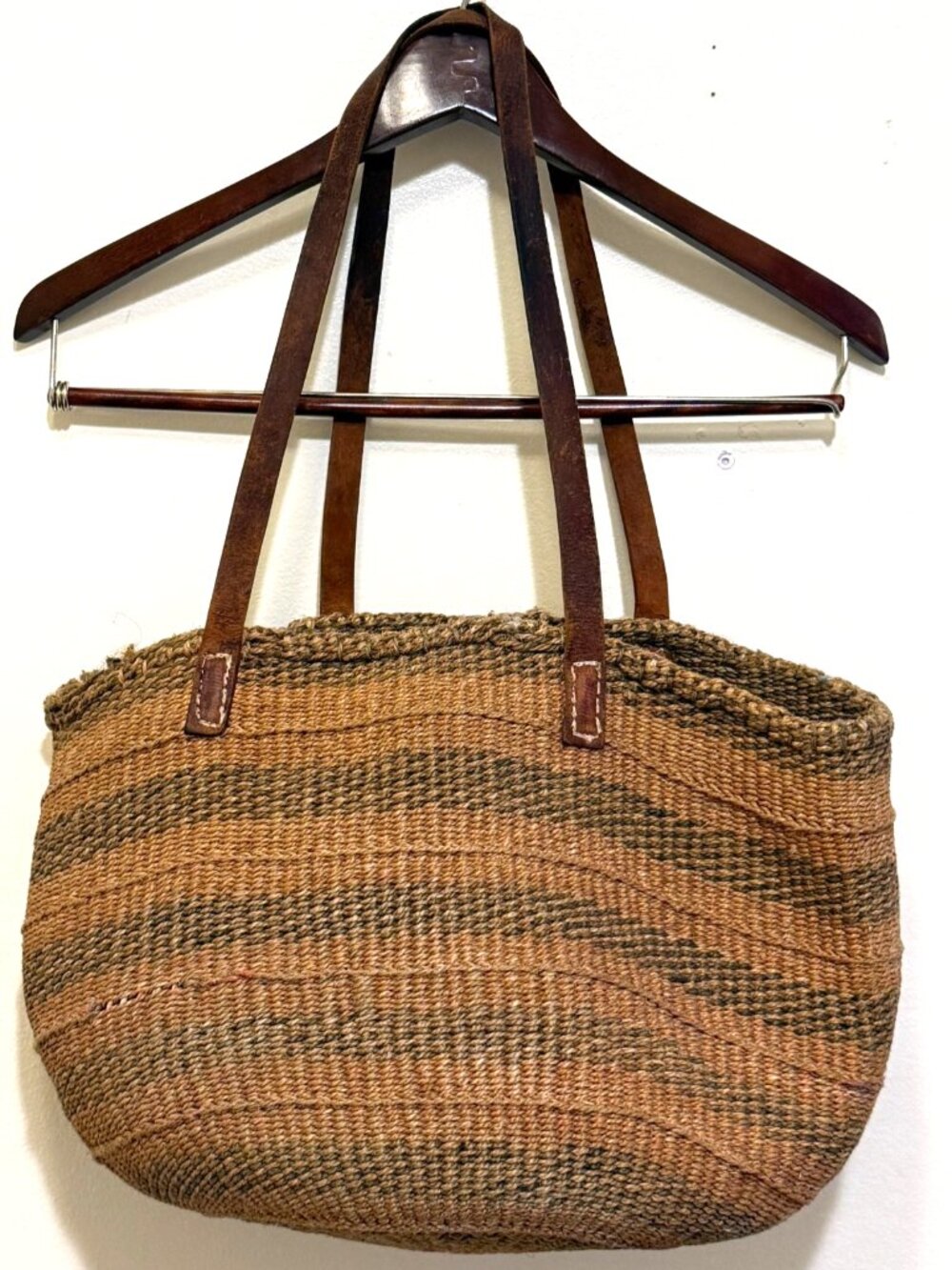 VINTAGE AFRICAN KIONDO BAG LEATHER STRAPS HANDWOVEN SISAL MARKET TOTE BOHO 18"